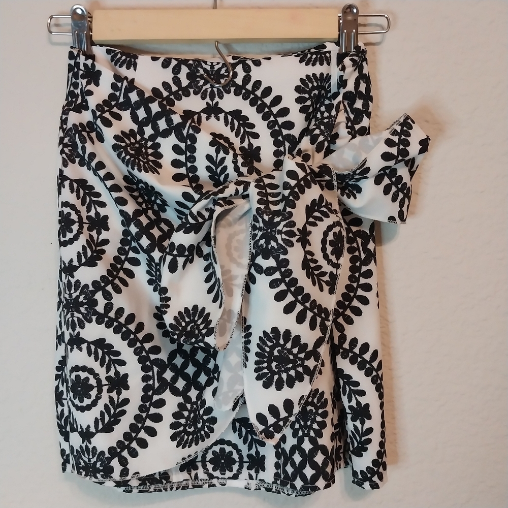 NEW Black/White Skirt + Casual/Dressy Bow Skirtktmq. Women’s S